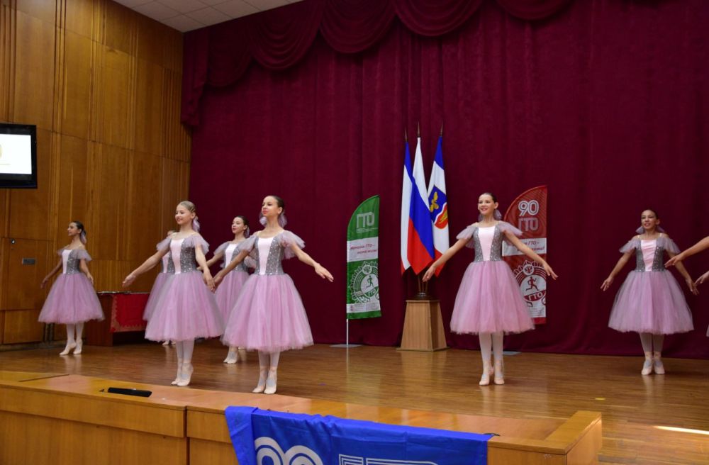 В Симферополе торжественно вручили знаки отличия «Готов к труду и обороне» В Симферополе торжественно вручили знаки отличия «Готов к труду и обороне»