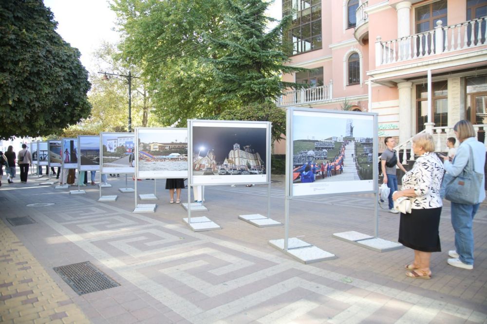 В Симферополе открылась фотовыставка, посвященная Дню воссоединения Донбасса и Новороссии с Россией В Симферополе открылась фотовыставка, посвященная Дню воссоединения Донбасса и Новороссии с Россией