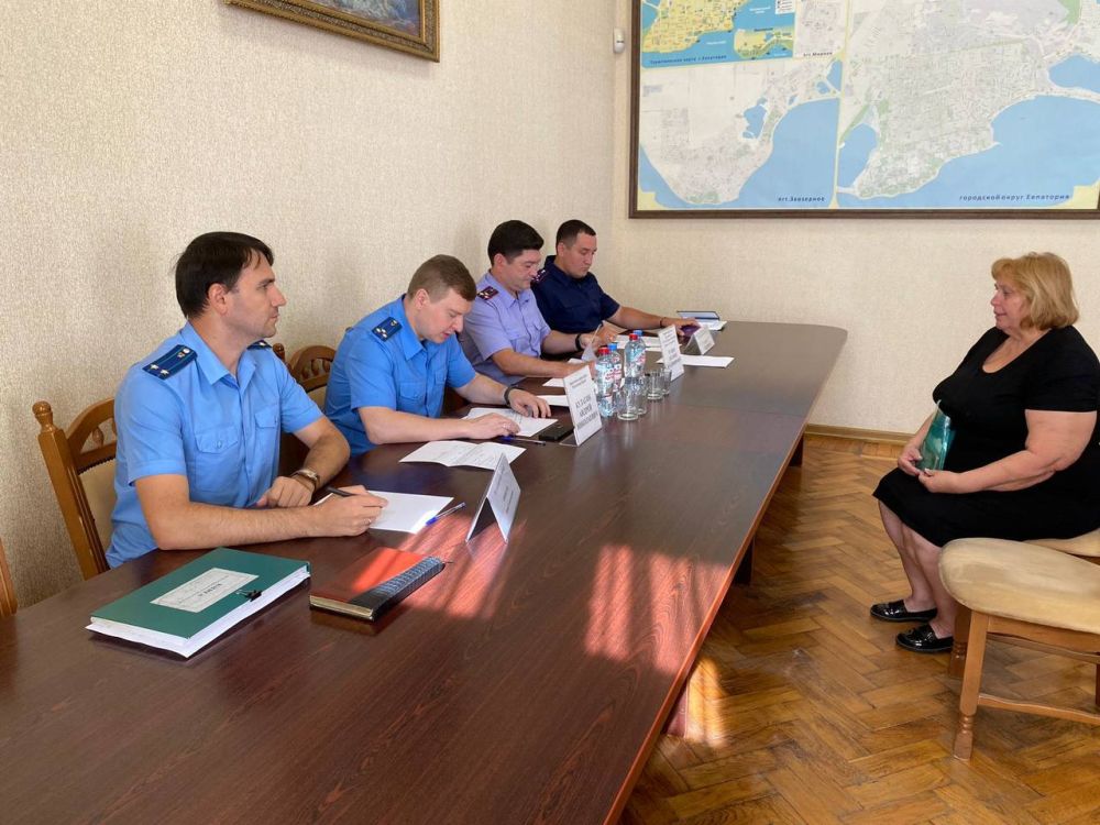 Заместитель прокурора Крыма Андрей Кулагин провел прием граждан в Евпатории Заместитель прокурора Крыма Андрей Кулагин провел прием граждан в Евпатории