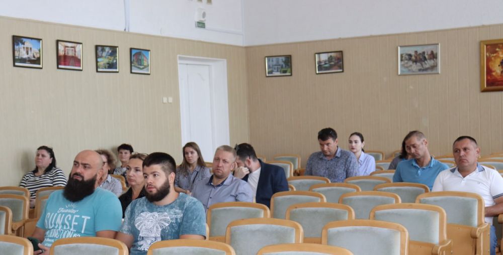 27 сентября в администрации Симферопольского района в рамках «круглого стола» состоялась встреча-совещание «Час... 27 сентября в администрации Симферопольского района в рамках «круглого стола» состоялась встреча-совещание «Час...