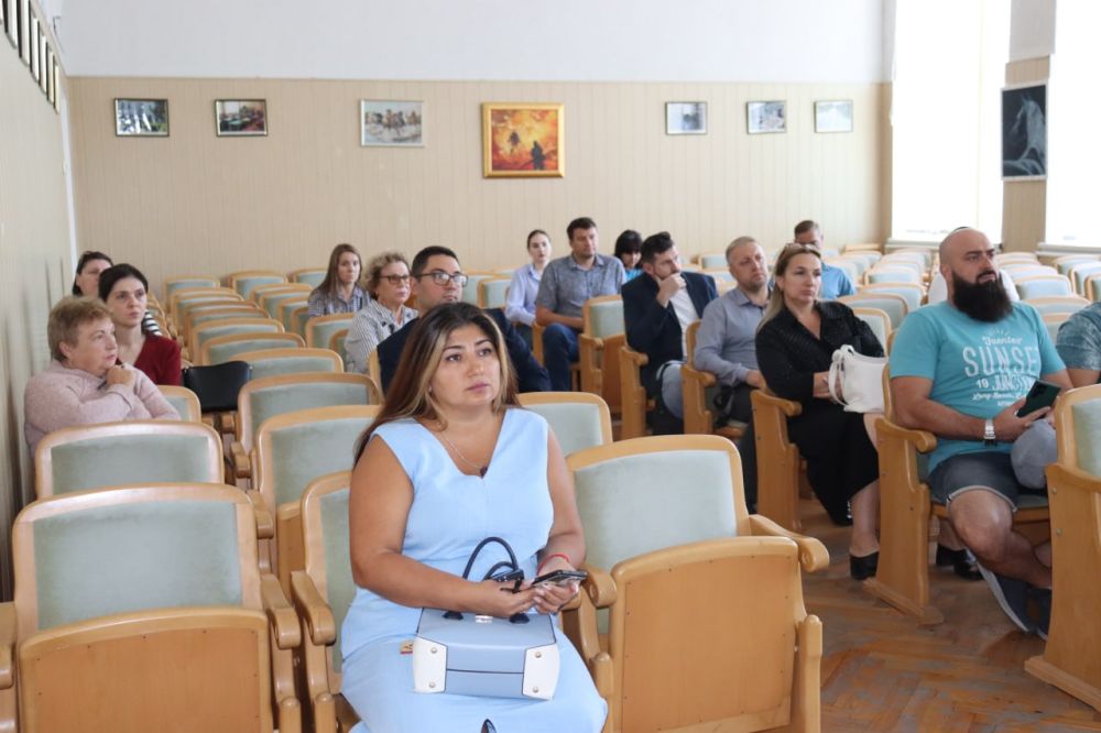 27 сентября в администрации Симферопольского района в рамках «круглого стола» состоялась встреча-совещание «Час... 27 сентября в администрации Симферопольского района в рамках «круглого стола» состоялась встреча-совещание «Час...