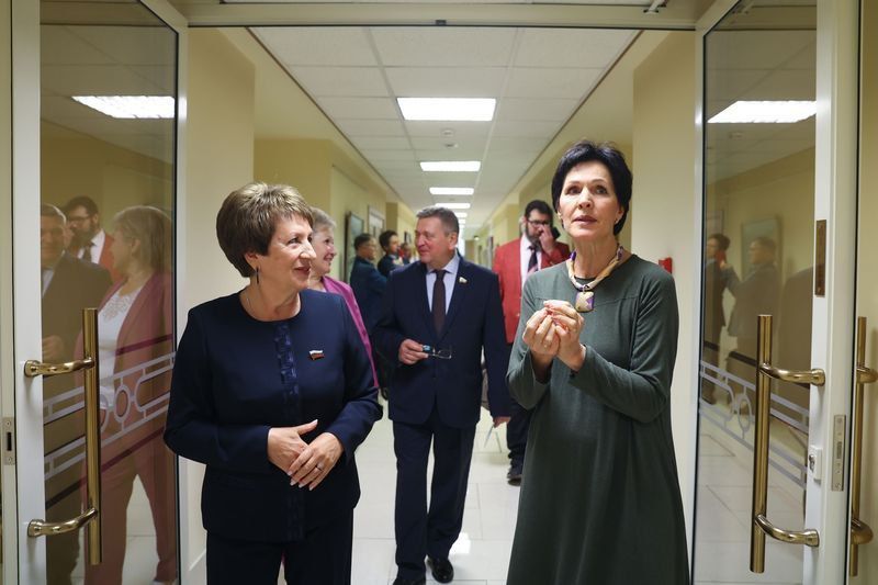 Екатерина Алтабаева: Сегодня открыла в Совете Федерации выставку картин заслуженного художника Республики Крым, члена-корреспондента Российской академии художеств Александра Евгеньевича Максименко Екатерина Алтабаева: Сегодня открыла в Совете Федерации выставку картин заслуженного художника Республики Крым, члена-корреспондента Российской академии художеств Александра Евгеньевича Максименко