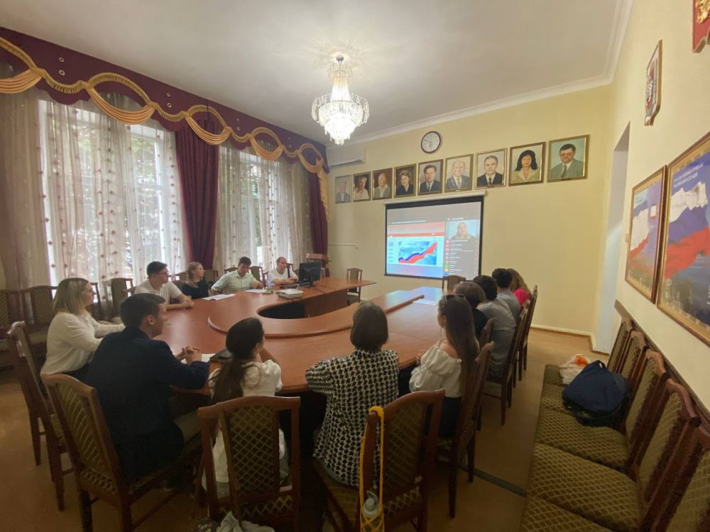 По инициативе Молодежного совета Ялты состоялся круглый стол «Мир в наших руках: молодежная ответственность за безопасность» По инициативе Молодежного совета Ялты состоялся круглый стол «Мир в наших руках: молодежная ответственность за безопасность»