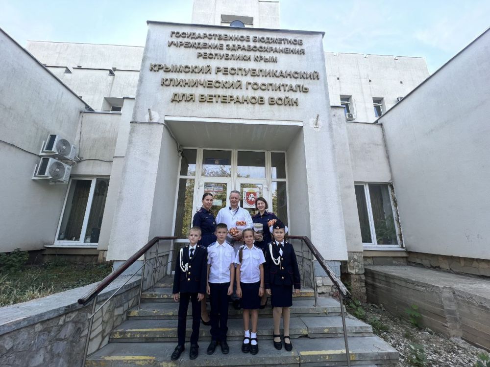 Следователи и кадеты СК поздравили пациентов Крымского госпиталя для ветеранов войн с Международным днем пожилого человека Следователи и кадеты СК поздравили пациентов Крымского госпиталя для ветеранов войн с Международным днем пожилого человека