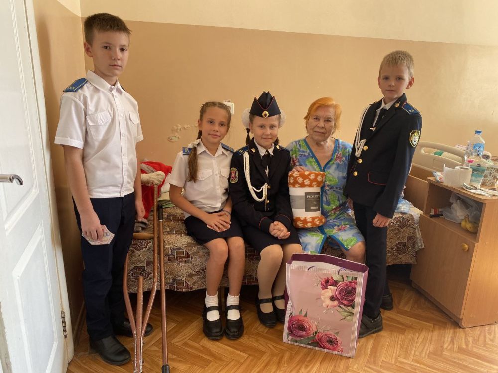 Следователи и кадеты СК поздравили пациентов Крымского госпиталя для ветеранов войн с Международным днем пожилого человека Следователи и кадеты СК поздравили пациентов Крымского госпиталя для ветеранов войн с Международным днем пожилого человека