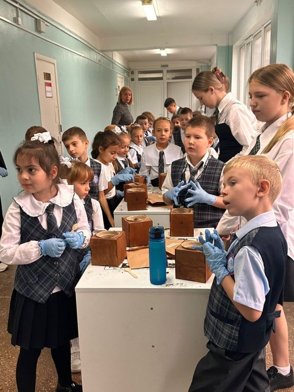 Министр экологии и природных ресурсов Республики Крым Ольга Славгородская в рамках акции «Вырасти свое дерево» провела мастер-класс по посеву семян Сосны Крымской для учащихся МБОУ «Школа-гимназия № 10 им. Э.К. Покровского» Министр экологии и природных ресурсов Республики Крым Ольга Славгородская в рамках акции «Вырасти свое дерево» провела мастер-класс по посеву семян Сосны Крымской для учащихся МБОУ «Школа-гимназия № 10 им. Э.К. Покровского»