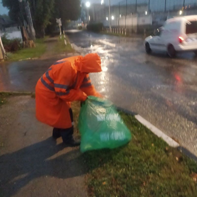 Несмотря на дождливую погоду сотрудники МБУ «Город» продолжают работы по уборке улиц и общественных территорий крымской столицы Несмотря на дождливую погоду сотрудники МБУ «Город» продолжают работы по уборке улиц и общественных территорий крымской столицы