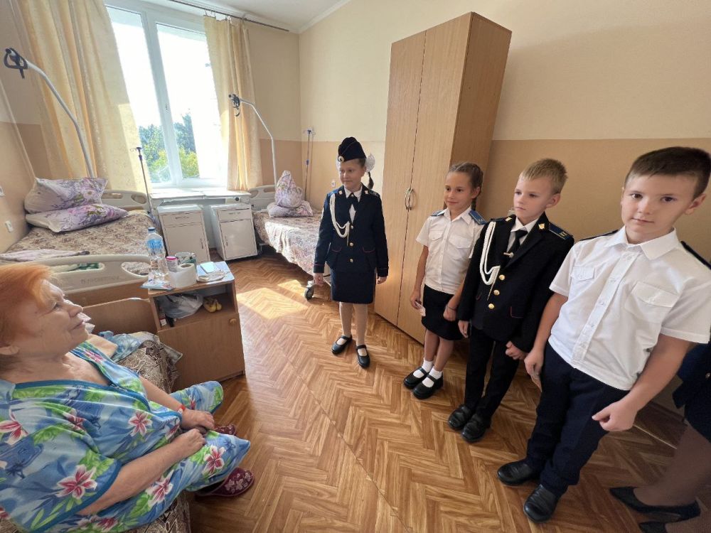 Следователи и кадеты СК поздравили пациентов Крымского госпиталя для ветеранов войн с Международным днем пожилого человека Следователи и кадеты СК поздравили пациентов Крымского госпиталя для ветеранов войн с Международным днем пожилого человека