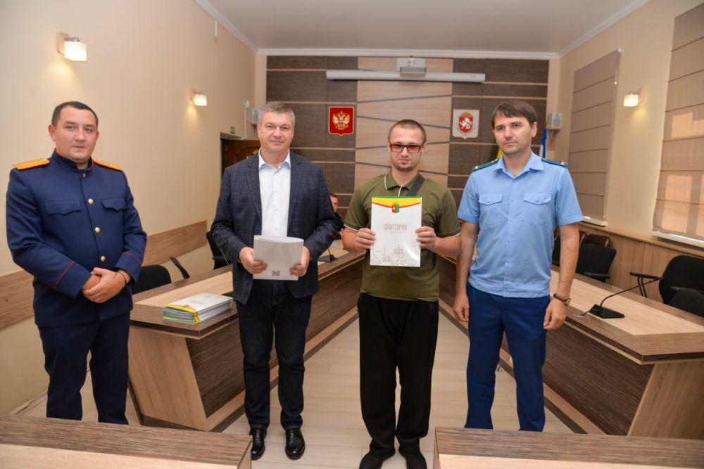 В Евпатории вручили ключи от квартир сиротам В Евпатории вручили ключи от квартир сиротам
