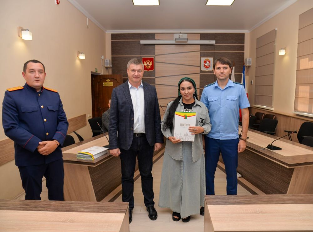 В Евпатории вручили ключи от квартир сиротам В Евпатории вручили ключи от квартир сиротам