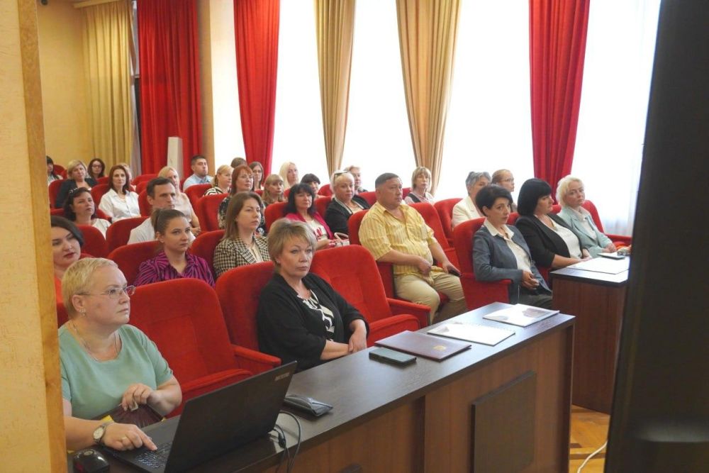 Сотрудники Госкомархива поздравили Муниципальный архив города Керчи со 100-летним юбилеем Сотрудники Госкомархива поздравили Муниципальный архив города Керчи со 100-летним юбилеем