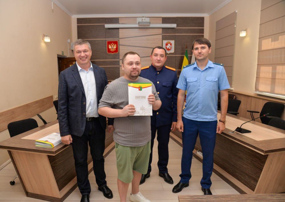 Александр Юрьев: Сегодня 12 детей-сирот из Евпатории получили квартиры Александр Юрьев: Сегодня 12 детей-сирот из Евпатории получили квартиры