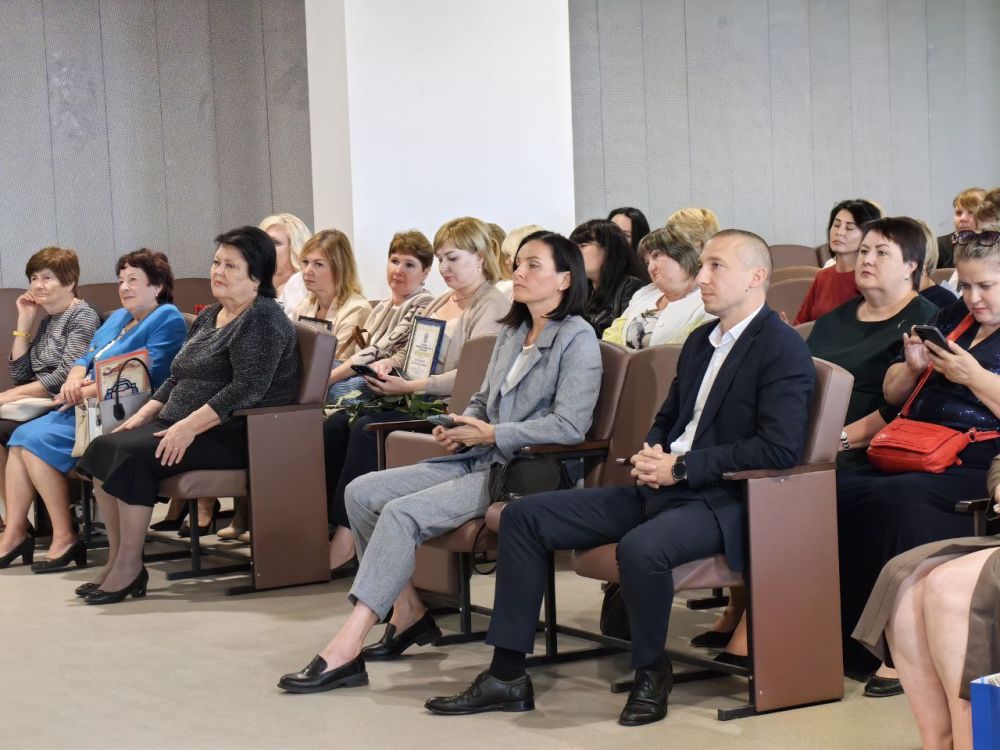 Сегодня в Заречненской общеобразовательной школе принял участие в торжественном мероприятии, посвященном Дню воспитателя и всех работников дошкольного образования и Дню учителя Сегодня в Заречненской общеобразовательной школе принял участие в торжественном мероприятии, посвященном Дню воспитателя и всех работников дошкольного образования и Дню учителя