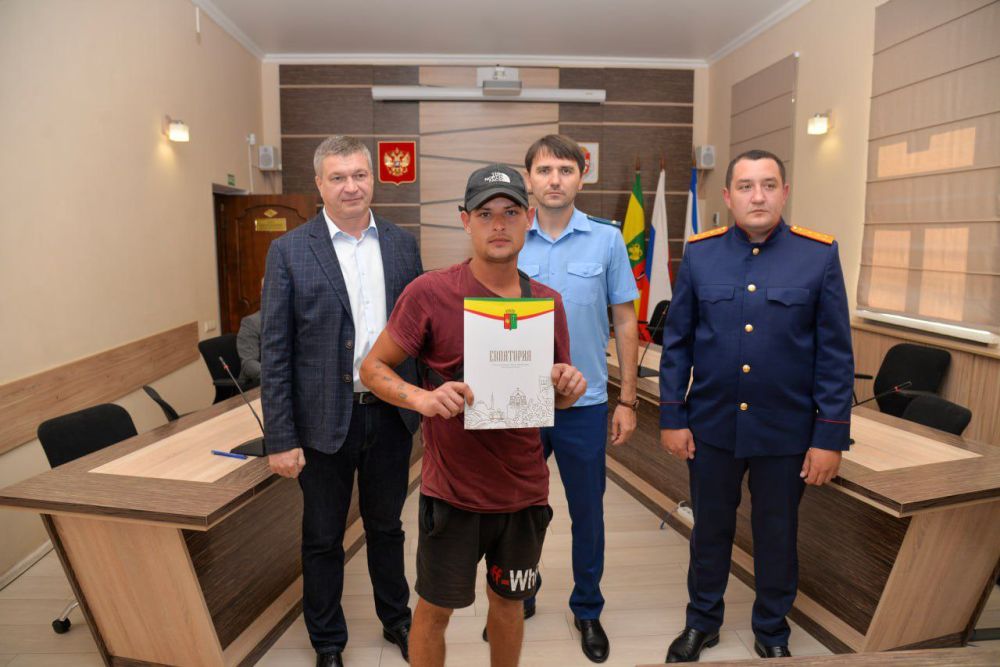 Александр Юрьев: Сегодня 12 детей-сирот из Евпатории получили квартиры Александр Юрьев: Сегодня 12 детей-сирот из Евпатории получили квартиры
