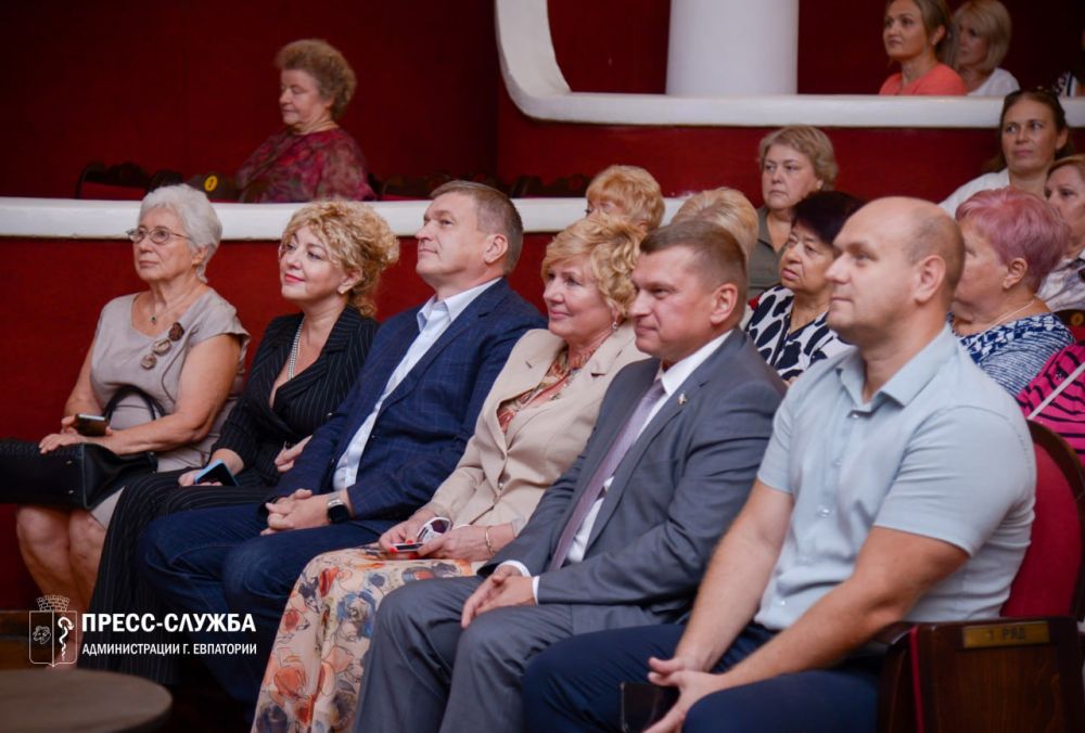 В Евпатории чествовали учителей и воспитателей В Евпатории чествовали учителей и воспитателей