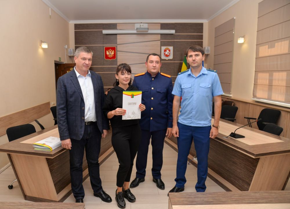 В Евпатории вручили ключи от квартир сиротам В Евпатории вручили ключи от квартир сиротам