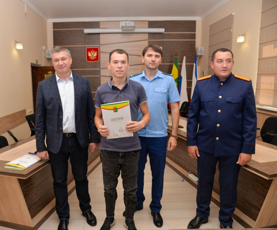 В Евпатории вручили ключи от квартир сиротам В Евпатории вручили ключи от квартир сиротам