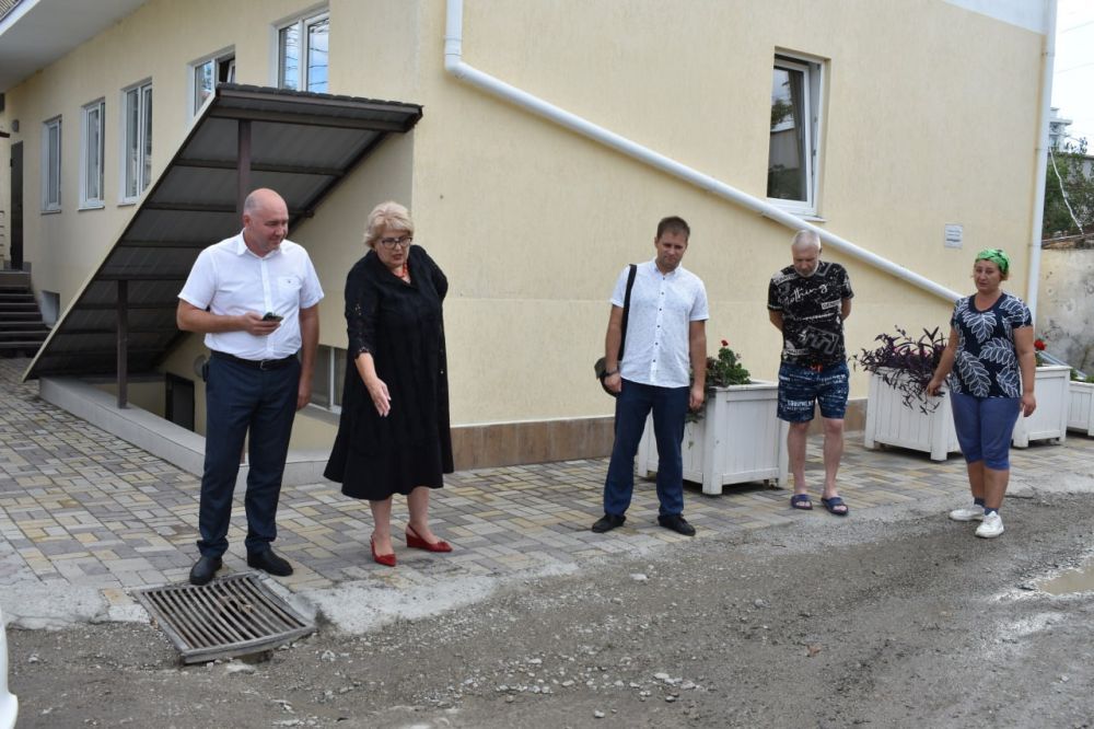 Галина Огнёва: По обращению граждан выехала на улицу Горького Галина Огнёва: По обращению граждан выехала на улицу Горького
