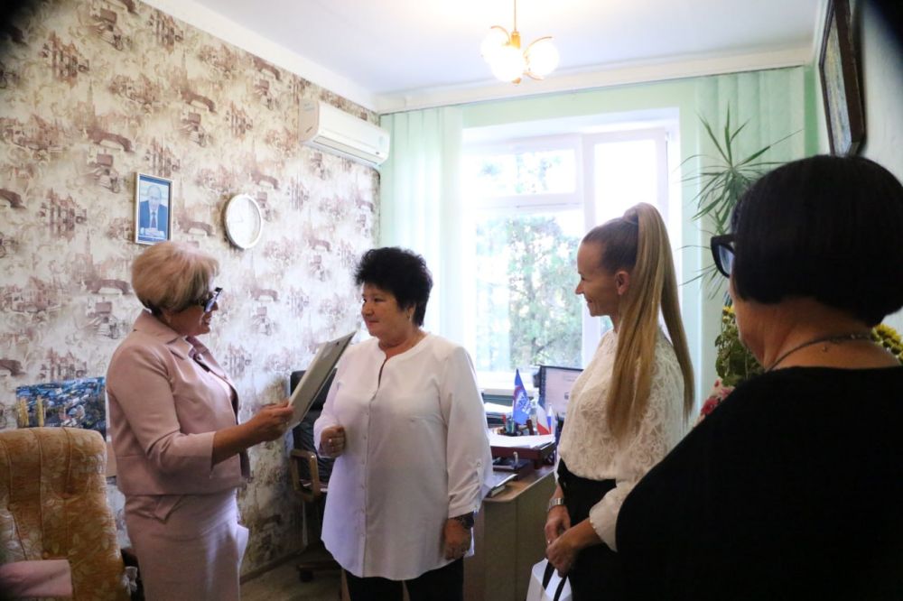 Ольга Урайкина: В преддверии дня учителя, я, как секретарь местного отделения партии "Единая Россия" совместно с... Ольга Урайкина: В преддверии дня учителя, я, как секретарь местного отделения партии "Единая Россия" совместно с...