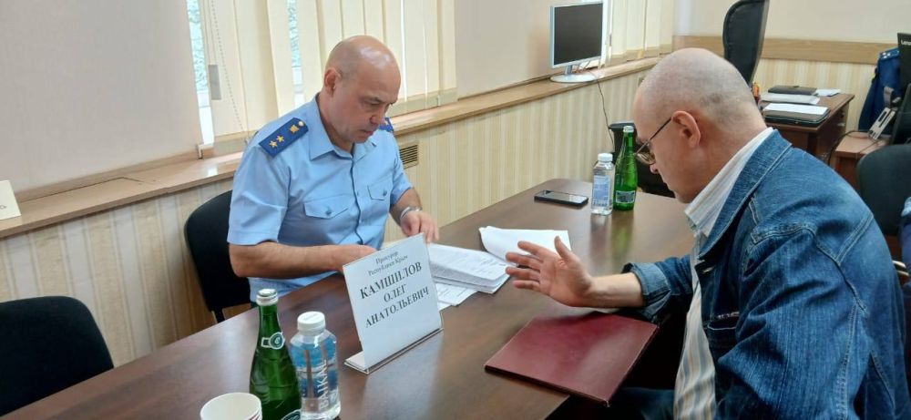 В ходе рабочей поездки в Керчь прокурор республики Олег Камшилов провел прием граждан В ходе рабочей поездки в Керчь прокурор республики Олег Камшилов провел прием граждан