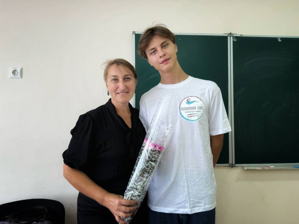 Александр Дудинов: Члены нашего молодежного совета поздравили педагогов с предстоящим Днём учителя Александр Дудинов: Члены нашего молодежного совета поздравили педагогов с предстоящим Днём учителя