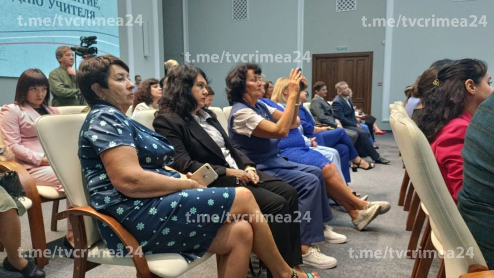 Глава Крыма вручил награды педагогам в преддверии профессионального праздника Глава Крыма вручил награды педагогам в преддверии профессионального праздника