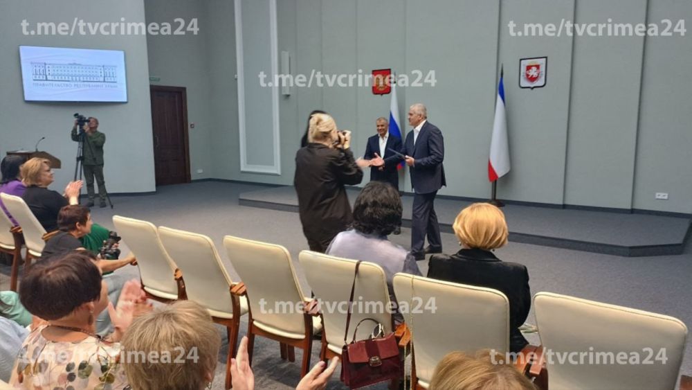 Глава Крыма вручил награды педагогам в преддверии профессионального праздника Глава Крыма вручил награды педагогам в преддверии профессионального праздника