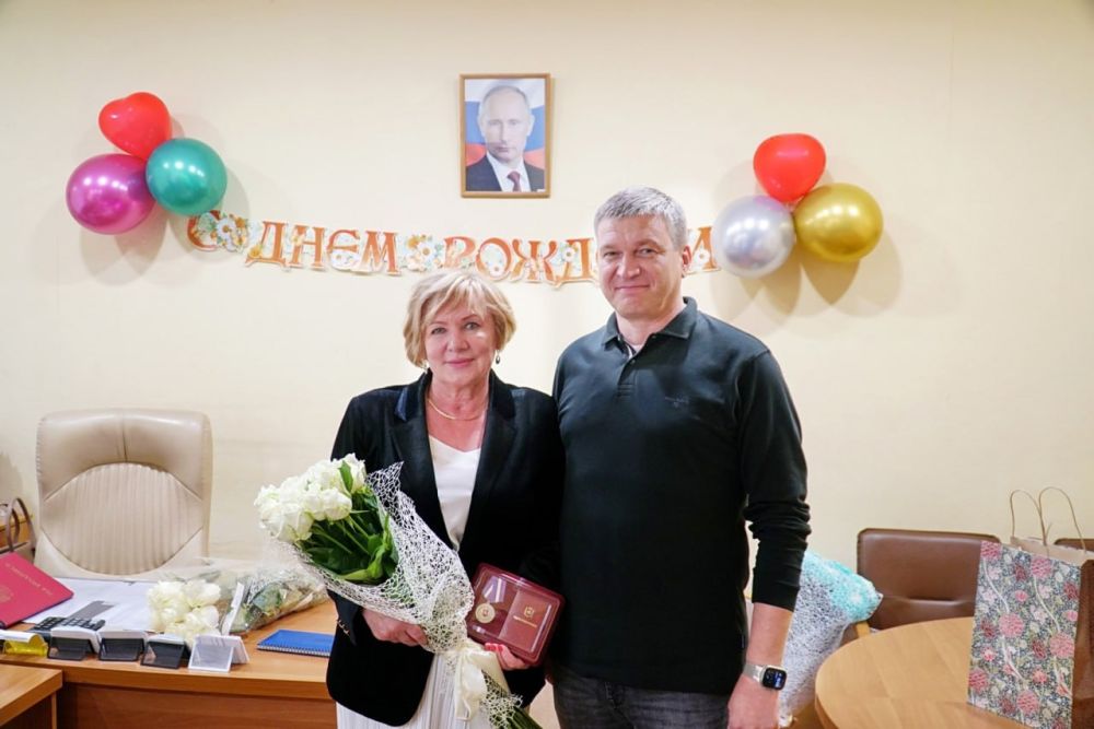 Александр Юрьев поздравил начальника управления образования с получением медали «За отличие в труде» Александр Юрьев поздравил начальника управления образования с получением медали «За отличие в труде»
