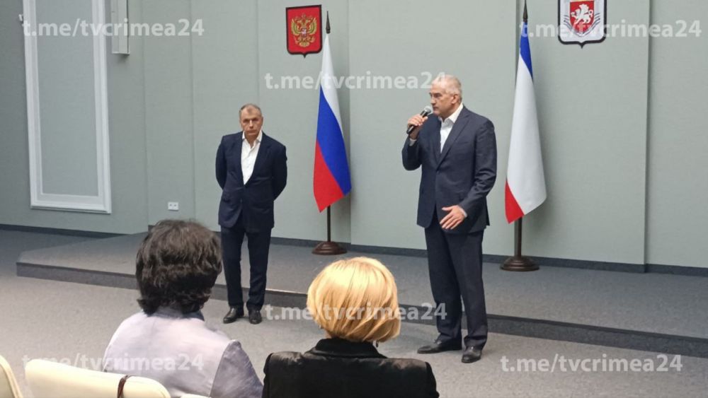 Глава Крыма вручил награды педагогам в преддверии профессионального праздника Глава Крыма вручил награды педагогам в преддверии профессионального праздника