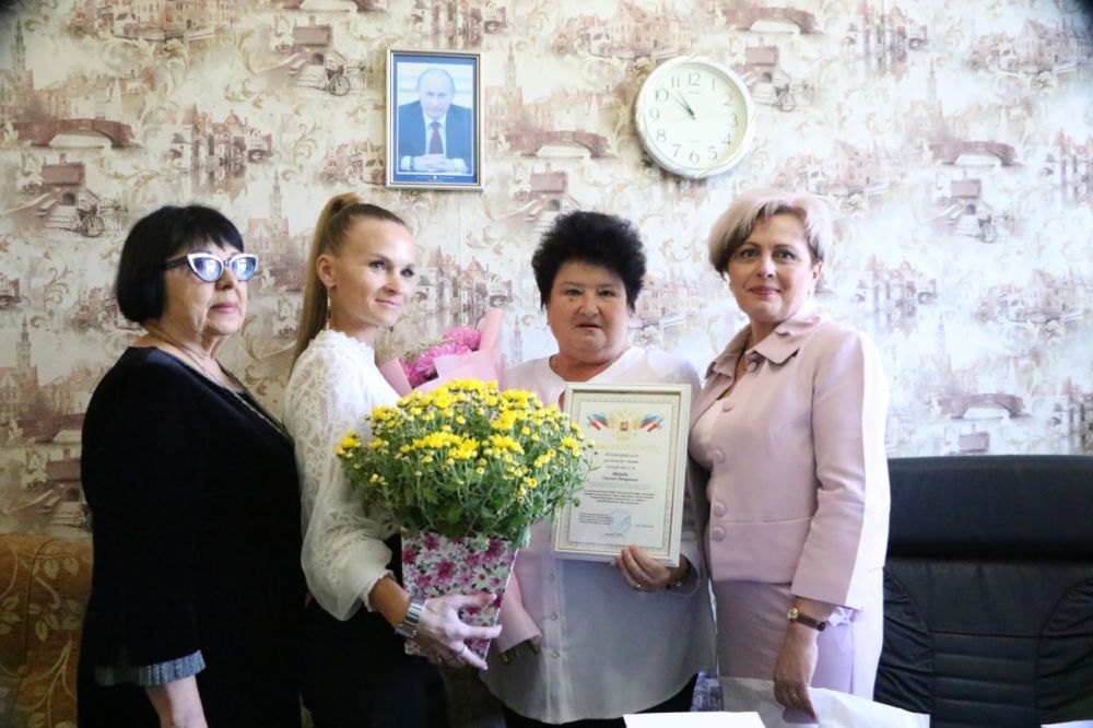 Ольга Урайкина: В преддверии дня учителя, я, как секретарь местного отделения партии "Единая Россия" совместно с... Ольга Урайкина: В преддверии дня учителя, я, как секретарь местного отделения партии "Единая Россия" совместно с...