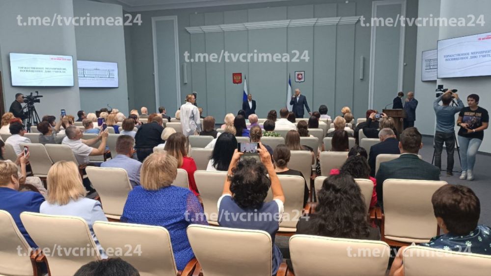 Глава Крыма вручил награды педагогам в преддверии профессионального праздника Глава Крыма вручил награды педагогам в преддверии профессионального праздника