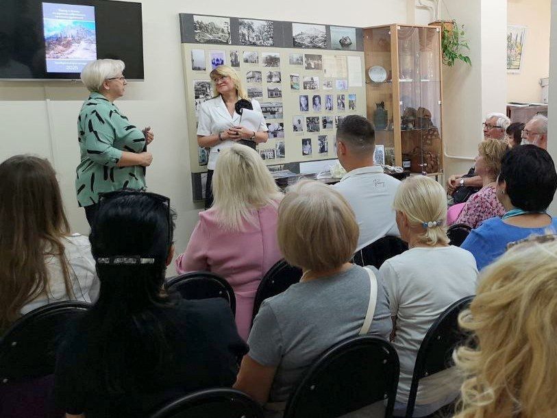 В Кореизе презентовали уникальный арт-календарь с картинами современных крымских художников В Кореизе презентовали уникальный арт-календарь с картинами современных крымских художников