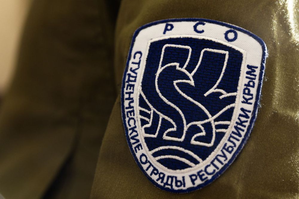 Алексей Зинченко: Вместе с министром внутренней политики, информации и связи Республики Крым Альбертом Куршутовым и представителями студенческих отрядов Республики Крым встретились с Главой Республики Крым Сергеем Аксёновым Алексей Зинченко: Вместе с министром внутренней политики, информации и связи Республики Крым Альбертом Куршутовым и представителями студенческих отрядов Республики Крым встретились с Главой Республики Крым Сергеем Аксёновым