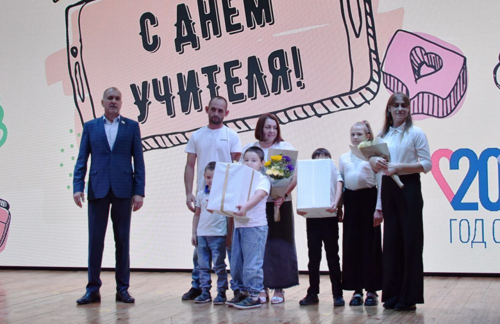 Галина Огнёва: Сегодня, в преддверии Дня учителя, традиционно в торжественной обстановке чествовали работников сферы образования Галина Огнёва: Сегодня, в преддверии Дня учителя, традиционно в торжественной обстановке чествовали работников сферы образования