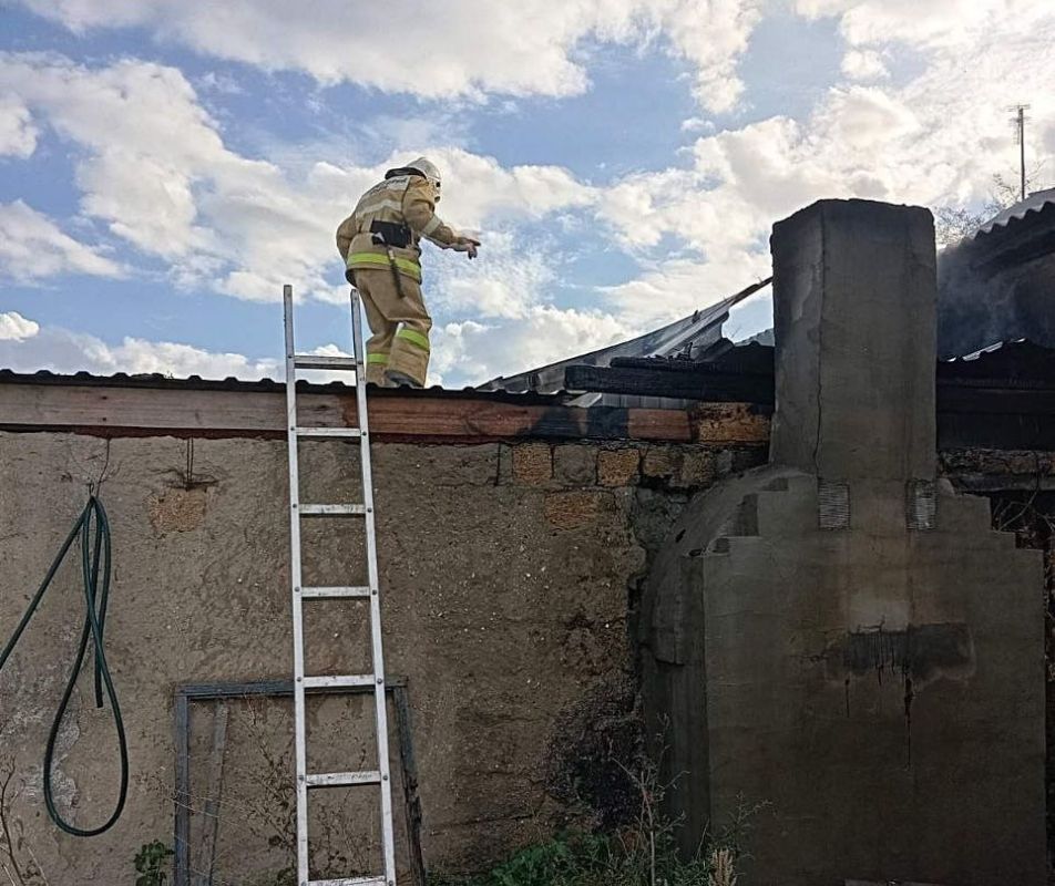 Огнеборцы ликвидировали пожар в Красногвардейском районе Огнеборцы ликвидировали пожар в Красногвардейском районе