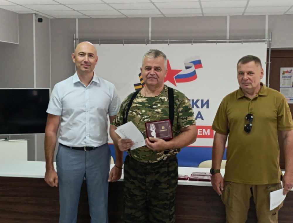 В Крыму наградили участников СВО и их родителей В Крыму наградили участников СВО и их родителей