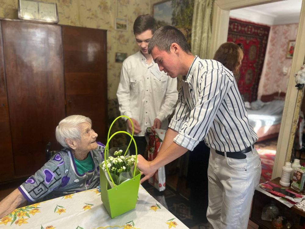 «Опаленная войной молодость, трудовая деятельность, вся ваша жизнь всегда будут служить для нас и для будущих поколений ярким примером любви к Родине, силы духа и несгибаемой воли. Мы восхищаемся и гордимся Вами!» – Жанна Хмур «Опаленная войной молодость, трудовая деятельность, вся ваша жизнь всегда будут служить для нас и для будущих поколений ярким примером любви к Родине, силы духа и несгибаемой воли. Мы восхищаемся и гордимся Вами!» – Жанна Хмур