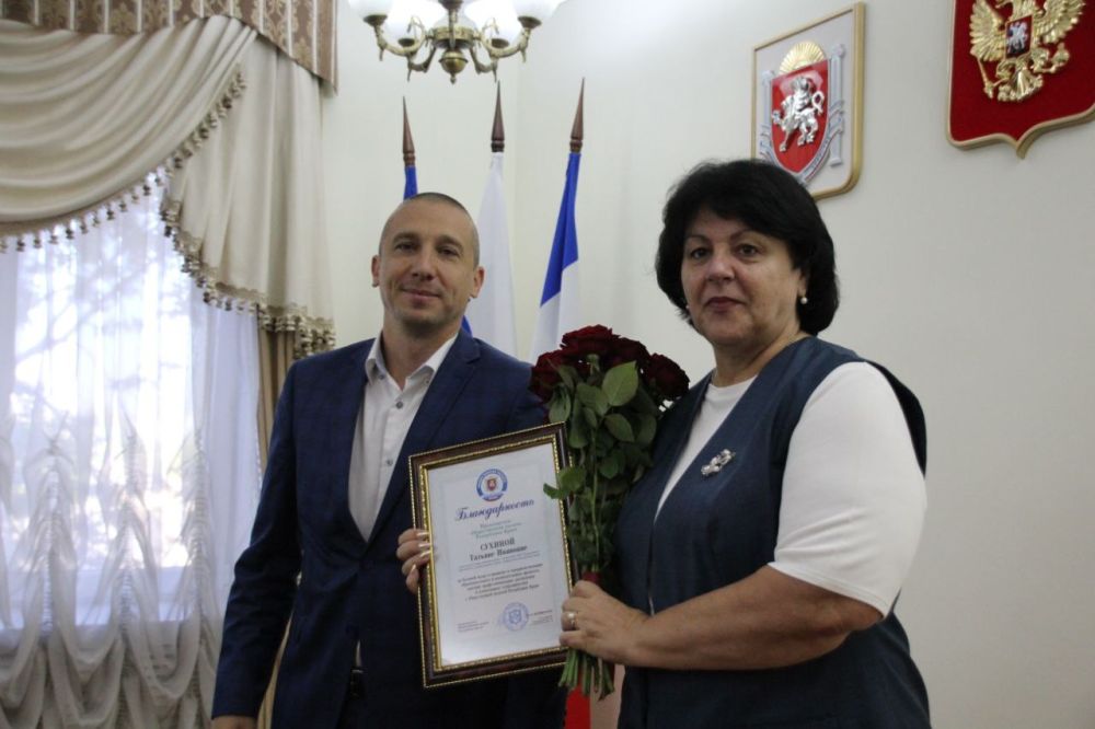 Сегодня для меня было большой честью вместе с руководством города Симферополя — Главой администрации Михаилом Афанасьевым и Председателем Горсовета Виктором Агеевым — поздравить симферопольских учителей с одним из главных праздников — Днём учителя Сегодня для меня было большой честью вместе с руководством города Симферополя — Главой администрации Михаилом Афанасьевым и Председателем Горсовета Виктором Агеевым — поздравить симферопольских учителей с одним из главных праздников — Днём учителя