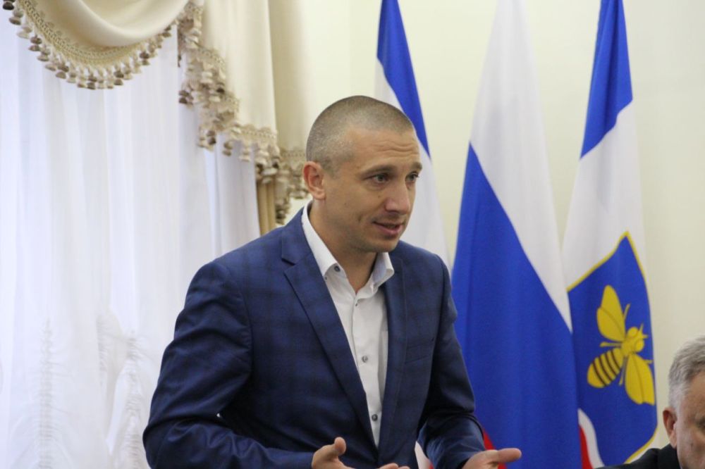 Сегодня для меня было большой честью вместе с руководством города Симферополя — Главой администрации Михаилом Афанасьевым и Председателем Горсовета Виктором Агеевым — поздравить симферопольских учителей с одним из главных праздников — Днём учителя Сегодня для меня было большой честью вместе с руководством города Симферополя — Главой администрации Михаилом Афанасьевым и Председателем Горсовета Виктором Агеевым — поздравить симферопольских учителей с одним из главных праздников — Днём учителя