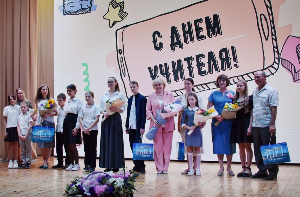 Галина Огнёва: Сегодня, в преддверии Дня учителя, традиционно в торжественной обстановке чествовали работников сферы образования Галина Огнёва: Сегодня, в преддверии Дня учителя, традиционно в торжественной обстановке чествовали работников сферы образования