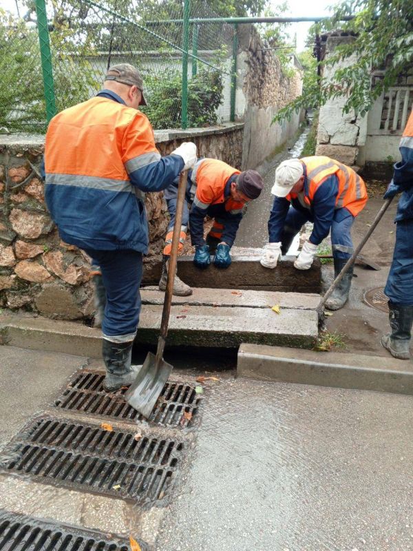 Сотрудники «Водоканала» оперативно чистят решетки ливневой канализации Сотрудники «Водоканала» оперативно чистят решетки ливневой канализации
