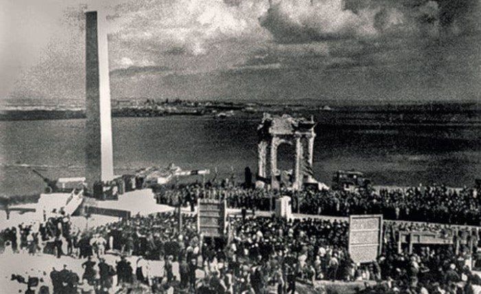 8 октября 1944 г. на горе Митридат в память героев, павших за освобождение Керчи, был торжественно открыт величественный монумент, ставший одним из первых памятников Великой Отечественной войны 8 октября 1944 г. на горе Митридат в память героев, павших за освобождение Керчи, был торжественно открыт величественный монумент, ставший одним из первых памятников Великой Отечественной войны