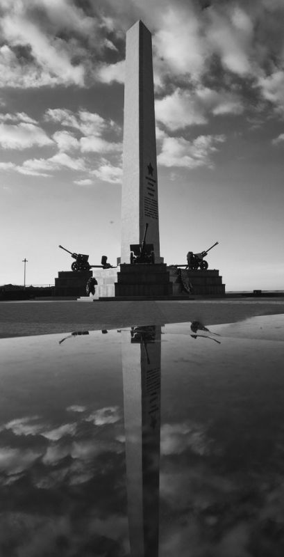 8 октября 1944 г. на горе Митридат в память героев, павших за освобождение Керчи, был торжественно открыт величественный монумент, ставший одним из первых памятников Великой Отечественной войны 8 октября 1944 г. на горе Митридат в память героев, павших за освобождение Керчи, был торжественно открыт величественный монумент, ставший одним из первых памятников Великой Отечественной войны