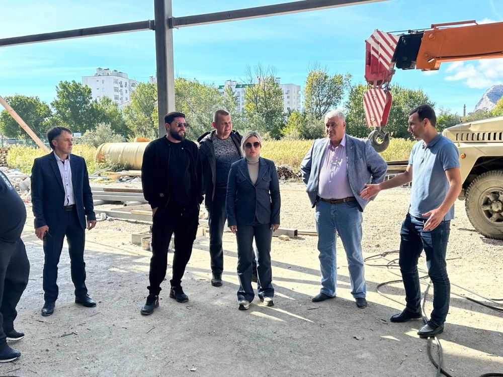 Министр спорта Ольга Торубарова совместно с заместителем Шерифом Османовым и главой администрации города Судак Константином Подсеваловым проконтролировали ход работ по строительству и установке новых спортивных объектов Министр спорта Ольга Торубарова совместно с заместителем Шерифом Османовым и главой администрации города Судак Константином Подсеваловым проконтролировали ход работ по строительству и установке новых спортивных объектов