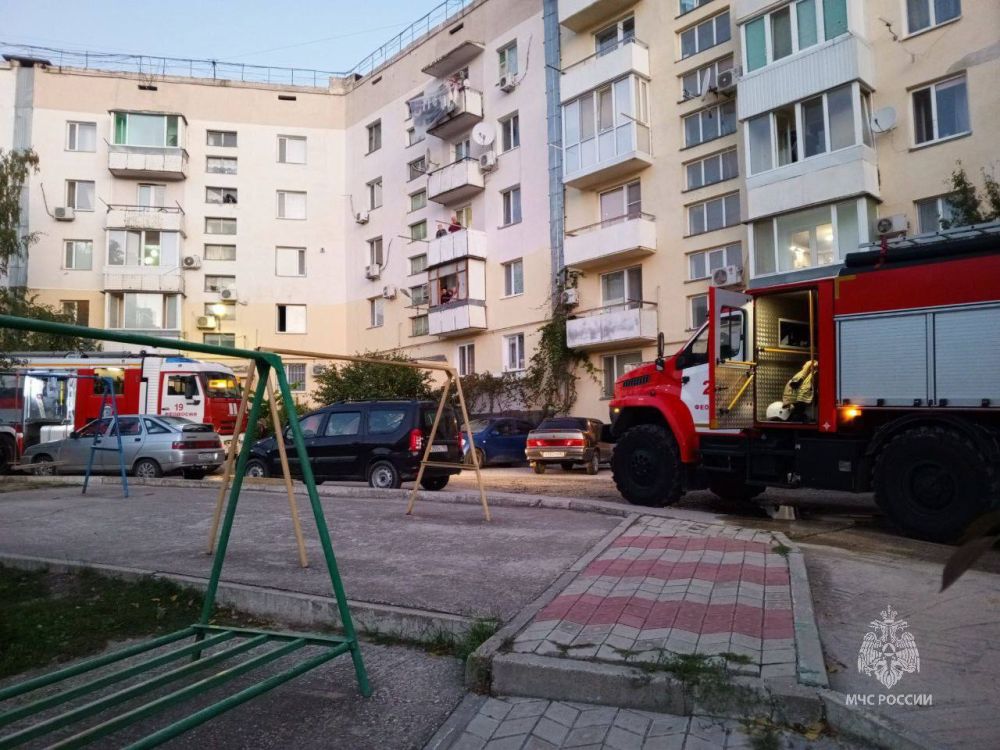 В Крыму сотрудники МЧС России спасли мужчину на пожаре В Крыму сотрудники МЧС России спасли мужчину на пожаре