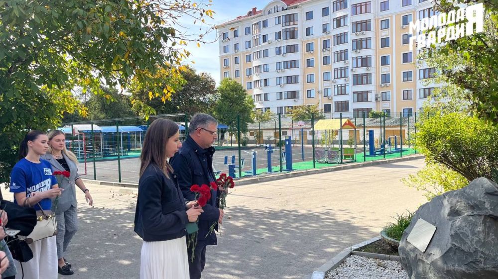 Активисты «Молодой Гвардии» Крыма провели возложение цветов, посвящённое памяти воспитанников детских домов - жертвах нацистов в годы Великой Отечественной войны Активисты «Молодой Гвардии» Крыма провели возложение цветов, посвящённое памяти воспитанников детских домов - жертвах нацистов в годы Великой Отечественной войны