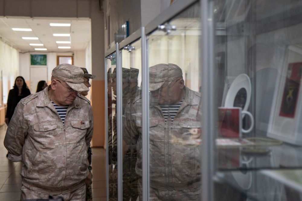В школе №5 представлена экспозиция, посвященная участию 85-го гвардейского гаубичного артиллерийского Симферопольского краснознаменного полка в зоне СВО В школе №5 представлена экспозиция, посвященная участию 85-го гвардейского гаубичного артиллерийского Симферопольского краснознаменного полка в зоне СВО