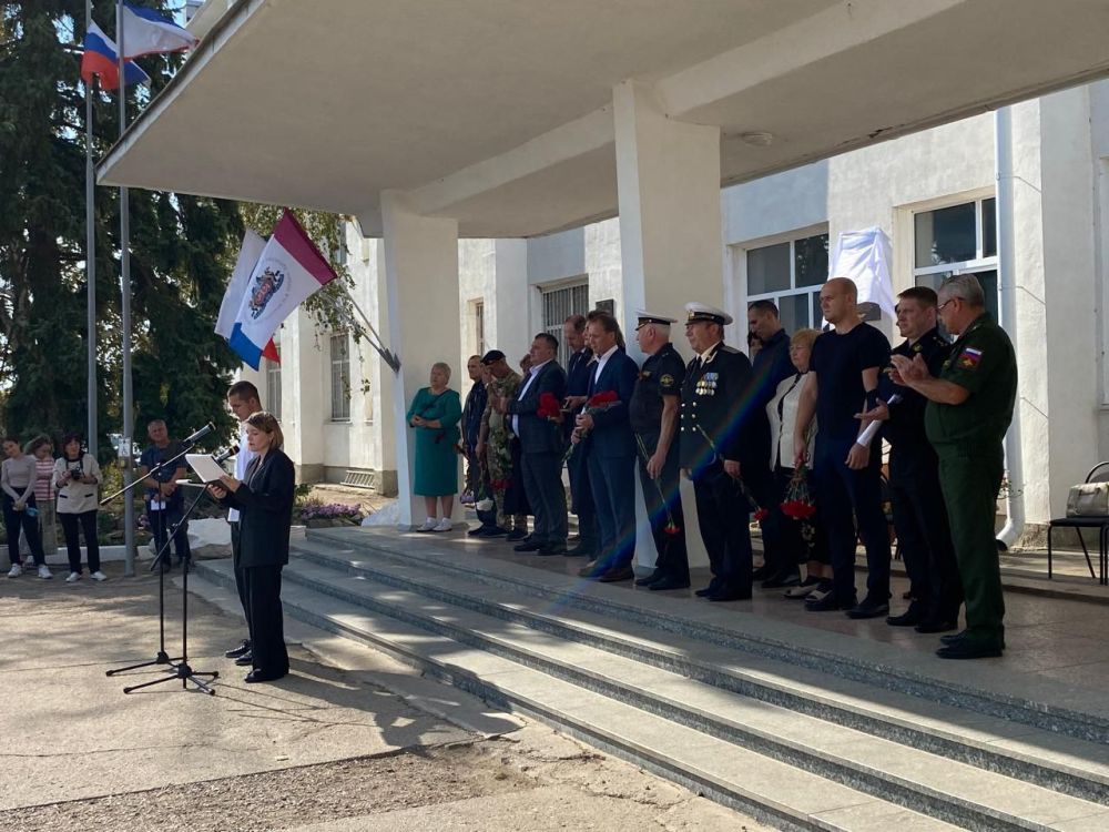 Мемориальную доску в память о бойце СВО установили в Прибрежненском аграрном колледже Мемориальную доску в память о бойце СВО установили в Прибрежненском аграрном колледже