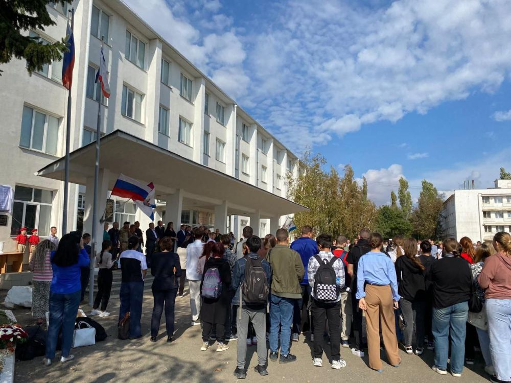 Иван Просоедов: Принял участие в открытии мемориальной доски евпаторийцу, погибшему при выполнении боевых задач в зоне спецоперации, Владимиру Цыгонию в Прибрежненском аграрном колледже Иван Просоедов: Принял участие в открытии мемориальной доски евпаторийцу, погибшему при выполнении боевых задач в зоне спецоперации, Владимиру Цыгонию в Прибрежненском аграрном колледже