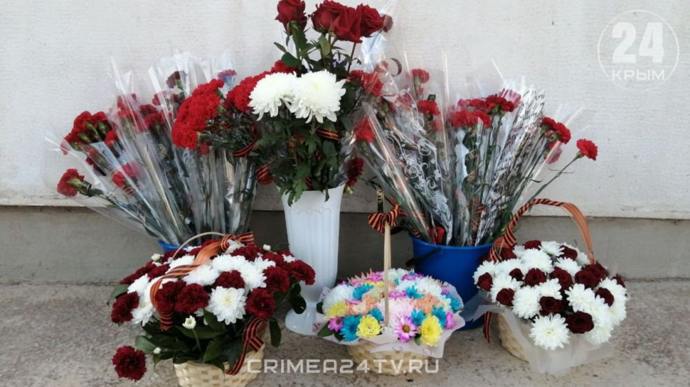 На фасаде колледжа Сакского района установили мемориальную доску в честь бойца СВО На фасаде колледжа Сакского района установили мемориальную доску в честь бойца СВО